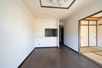 陽光が差し込む、明るい空間。ご家族皆様でゆったりとお寛ぎいただけます