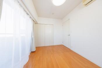 約6.0帖の洋室（２）は2方向から光が取り込める明るい居室