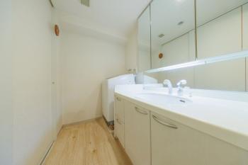 清潔感溢れるスタイリッシュなデザインの洗面化粧台