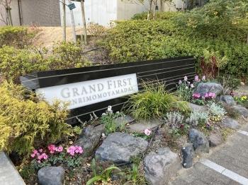 敷地南東側出入口にあるエンブレム