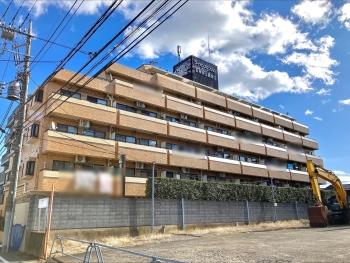 タイル貼のクラシックなデザインのマンション外観