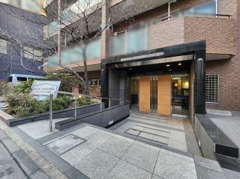 石材が使われたシックなエントランス