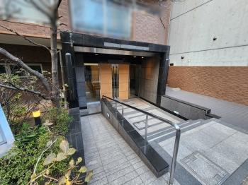 スロープ付きでお子様や高齢の方への配慮もされています