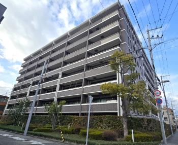 現地南東方向から撮影した建物外観
