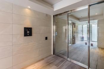 不審者や勧誘員などが建物内に立ち入るのを防いでくれるオートロック付き