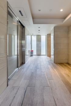 エントランスフロアはガラス張りにより、開放的でホテルライクな空間を演出します