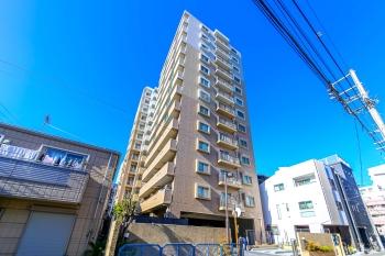 しっかりとした造りが印象的な、存在感のあるマンション