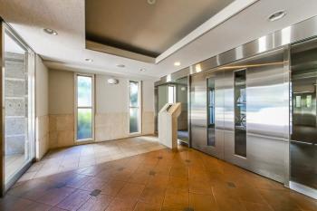 不審者や勧誘員の侵入を防ぐオートロック付き