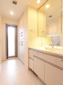 洗面室にバルコニーへの勝手口を備え、快適な家事動線です