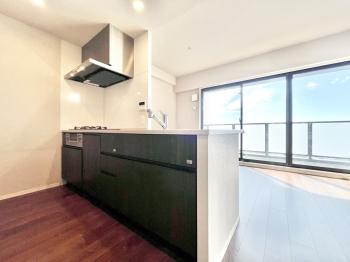 会話のはずむ明るい対面式キッチン（CGによるリフォームイメージです）