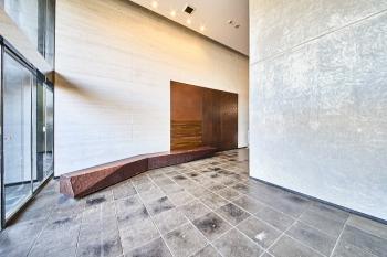 車の乗降時の待ち合わせ場所として利用できるソファー付きのロビーです。