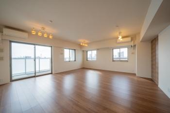 南・西側の2面採光を確保したLD。