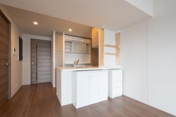 料理をしながらご家族や友人との会話を楽しめる、対面式キッチンが採用されています。