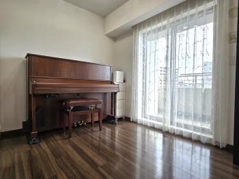 午前中は自然光が室内に注ぎます。（気象条件等によって変わります）