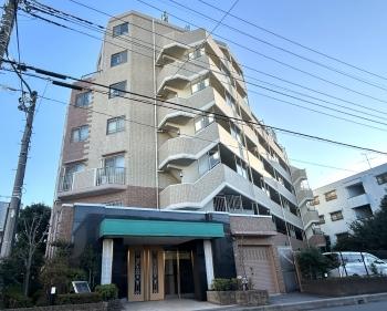 タイル貼りの外観