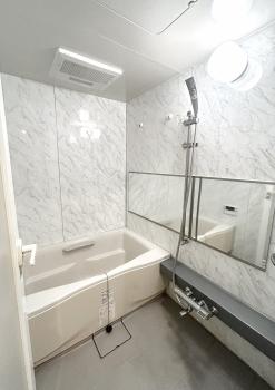 1317サイズの浴室。雨の日や夜間の洗濯物干しに便利な浴室換気乾燥機付き。