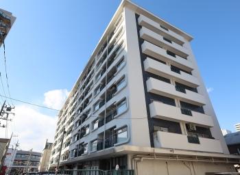 白と青のコントラストが映える外観です