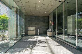 不審者や勧誘員などが建物内に立ち入るのを防いでくれるオートロック付き。