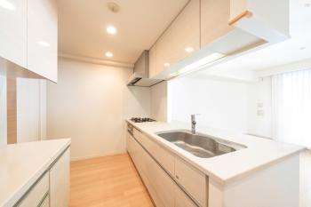 対面式のカウンターキッチン（CGで作成したリフォームイメージです。）