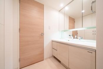 身だしなみを整えやすい、三面鏡・シャワー付き洗面化粧台です。