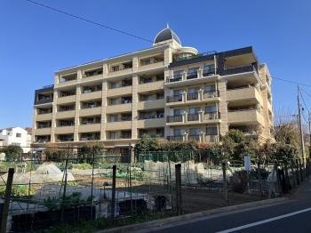 2007年11月築。6階建てのマンションです。