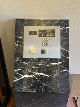 エントランスの自動ドアは事前にモニターで来訪者の顔を確認してから対応できます。