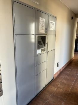共用部に宅配ボックスがあるため、不在時にも荷物の受け取りが可能です。