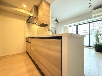 ご家族との会話が増えるオープンキッチン、食器洗乾燥機や浄水器も完備