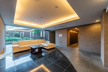 管理の行き届いた綺麗なロビーです。全面ガラス張りで開放的な空間となっています。