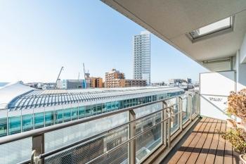 約1.8ｍの出幅があるため、作業がしやすいバルコニーです。