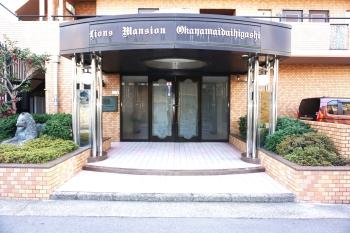 玄関脇にブランドを象徴するライオン像