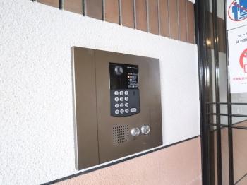 不審者や勧誘員などが建物内へ立ち入るのを防いでくれるオートロック付きです。