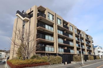 落ち着いた街並みに調和する、スタイリッシュな低層マンションです。