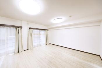 光を取り込みやすい横長リビングダイニング（CGで作成したリフォームイメージです）