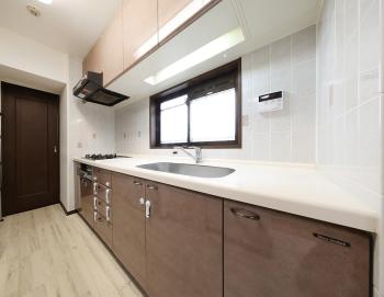 換気ができる窓付きのキッチン