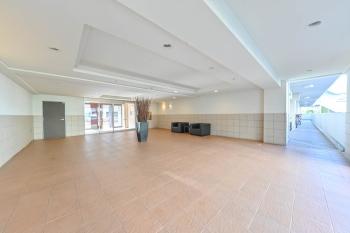 圧迫感のない広々としたロビーにはソファも備えられています