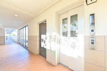 トランク付きのエレベーター