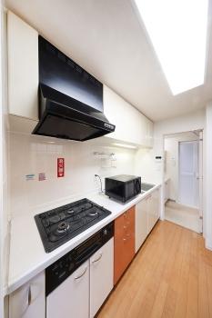 換気性能に長けている勝手口付きのキッチン