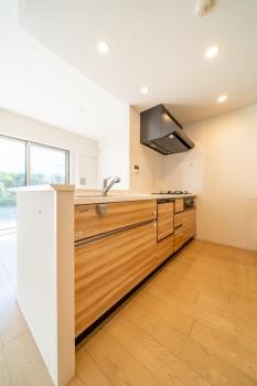 約３．３帖のキッチン（静音シンク、食器洗浄乾燥機、浄水器付き）