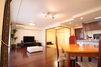 リビングと和室がつながる設計で、多目的に使える便利な間取り。