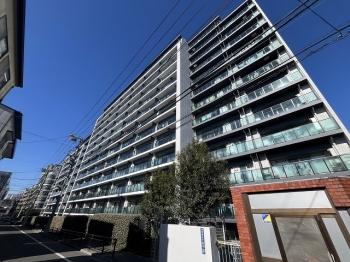 2011年8月築、総戸数243戸の大規模マンションです。