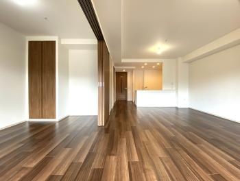 リビング・ダイニングに洋室３が隣接しており、一体利用が可能です。