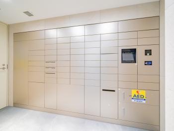 共用部に宅配ボックスがあるため、不在時にも荷物の受け取りが可能です。