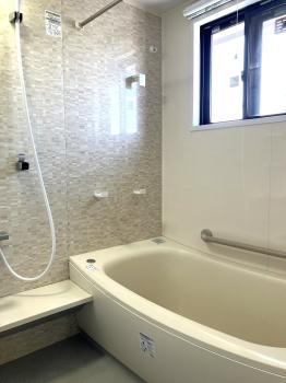 窓付きで換気のしやすい浴室