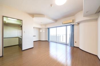 約14.7帖のリビングダイニングキッチン（CGで作成したリフォームイメージです）