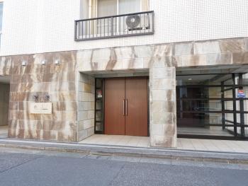 エントランスは、ガラス張りで明るい空間を演出します