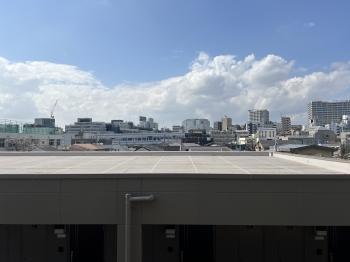西向きならではの、夕景と空の移ろいを楽しめる眺望