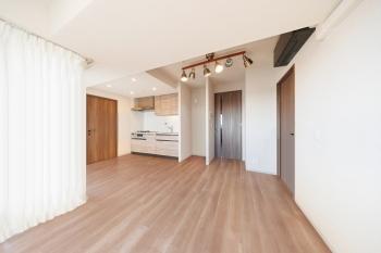 リビングダイニングキッチン　約１１．１帖　ＣＧで作成したリフォームイメージです