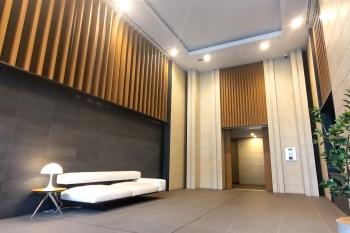 優雅で落ち着きのあるホテルライクなエントランスホール