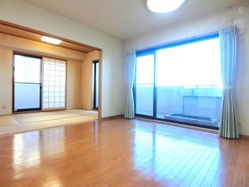 約13.4帖のリビング・ダイニングキッチンです。